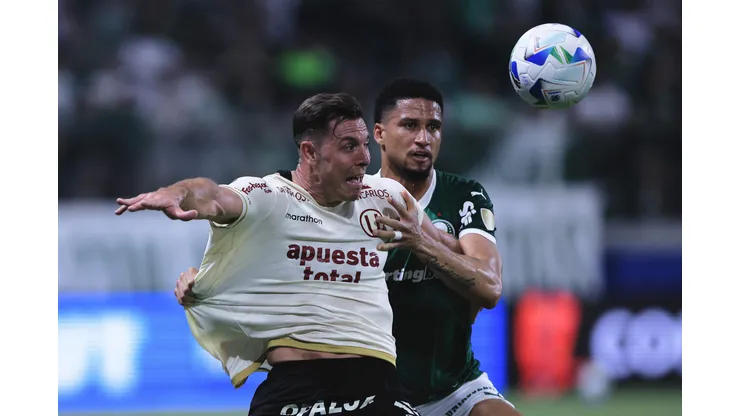 SP - SAO PAULO - 21/08/2025 - COPA LIBERTADORES 2025, PALMEIRAS X UNIVERSITARIO - Murilo jogador do Palmeiras disputa lance com jogador do Universitario durante partida no estadio Arena Allianz Parque pelo campeonato Copa Libertadores 2025. Foto: Ettore Chiereguini/AGIF