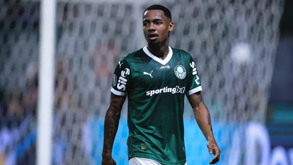 Allan durante duelo contra o Universitario, o meio-campista foi testado na função de Ríos – Foto: Ettore Chiereguini/AGIF