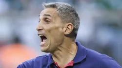 SAO PAULO, BRAZIL - OCTOBER 26: Juan Vojvoda, head coach of Fortaleza gestures during a Brasileirao 2024 match between Palmeiras and Fortaleza at Allianz Parque on October 26, 2024 in Sao Paulo, Brazil. (Photo by Alexandre Schneider/Getty Images)