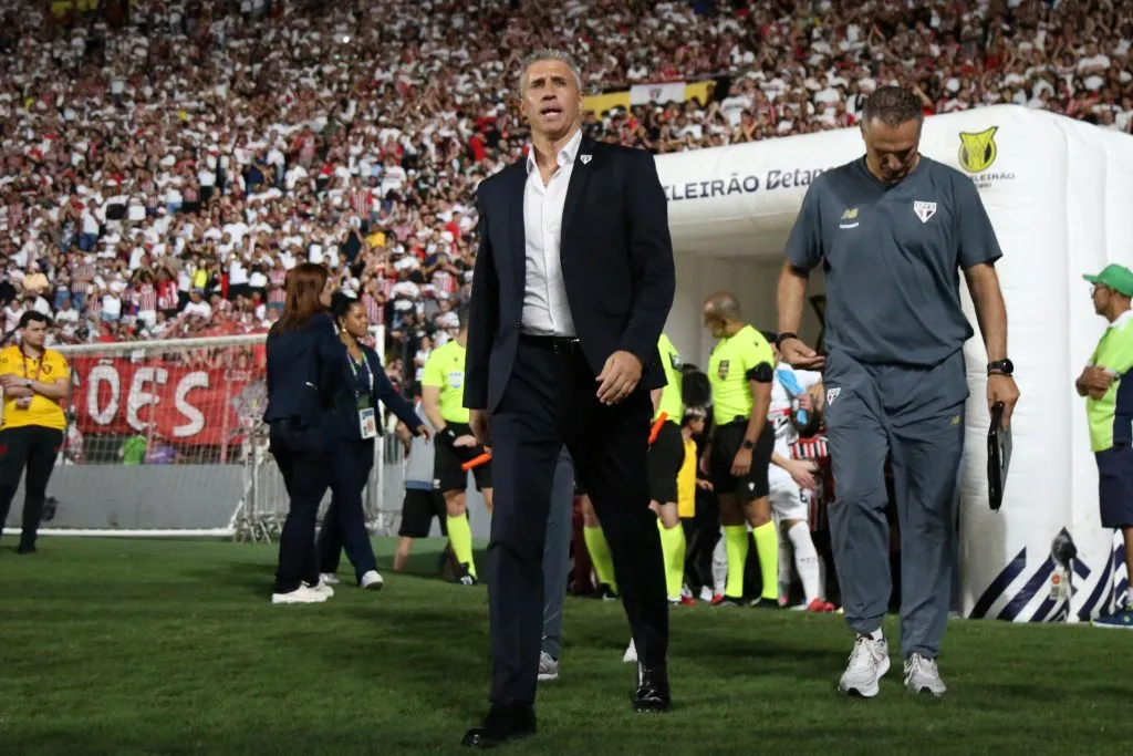 PE – RECIFE – 16/08/2025 – BRASILEIRO A 2025, SPORT X SAO PAULO – Hernan Crespo tecnico do Sao Paulo durante a partida entre Sport e Sao Paulo na Ilha do Retiro em Recife (PE), pelo Campeonato Brasileiro da Serie A 2025. Foto: Marlon Costa/AGIF