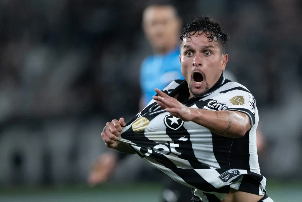 Artur jogador do Botafogo reclama com a arbitragem durante partida contra o LDU no estadio Engenhao pelo campeonato Copa Libertadores 2025. Foto: Jorge Rodrigues/AGIF