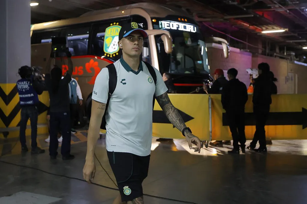 TORREON, MEXICO – MARCH 9: Adonis Frias of Leon arrives at Corona Stadium during the 11th round match between Santos Laguna and Leon as part of the Torneo Clausura 2025 Liga MX at Corona Stadium on March 9, 2025 in Torreon, Mexico. (Photo by Manuel Guadarrama/Getty Images)