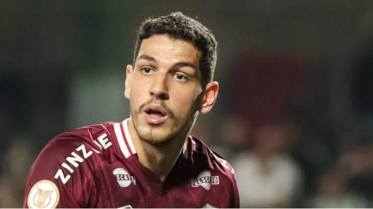 Nino durante jogo pelo Fluminense.