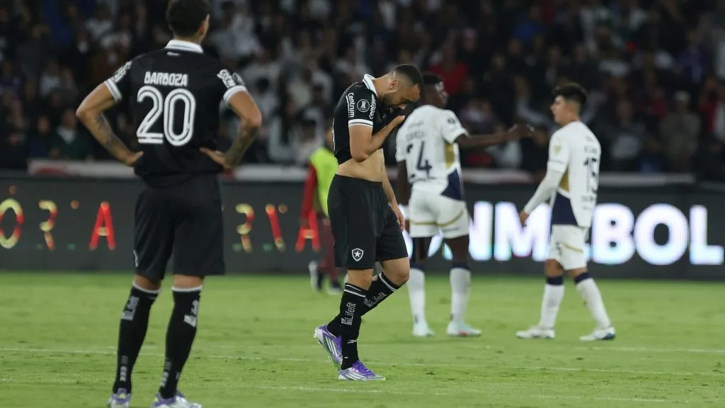 Jogadores do Botafogo lamentam contra a LDU. (Photo by Franklin Jacome/Getty Images)