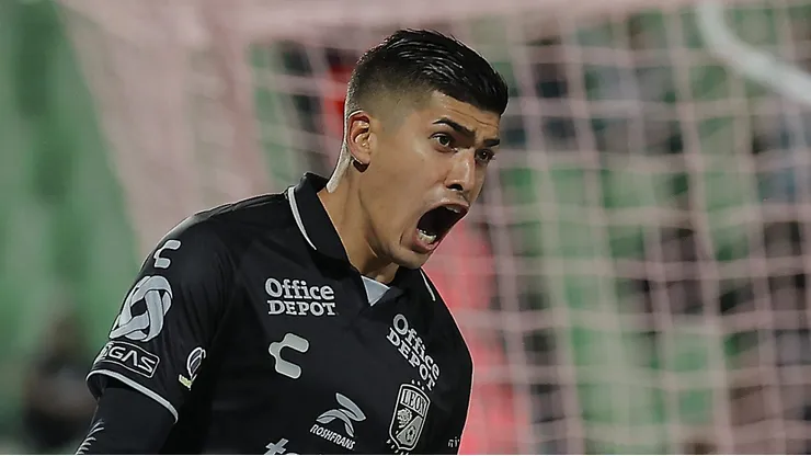 Adonis Frías em campo pelo time mexicano.