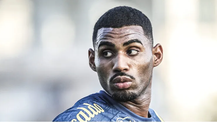 Joaquim durante treino no CT Rei Pelé.