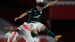 AVELLANEDA, ARGENTINA - JANUARY 05: Raphael Veiga (R) of Palmeiras fights for the ball with Robert Roja of River Plate during a first leg semifinal match between River Plate and Palmeiras as part of Copa CONMEBOL Libertadores 2020 at Estadio Libertadores de América on January 05, 2021 in Avellaneda, Argentina. (Photo by Juan I. Roncoroni – Pool/Getty Images)