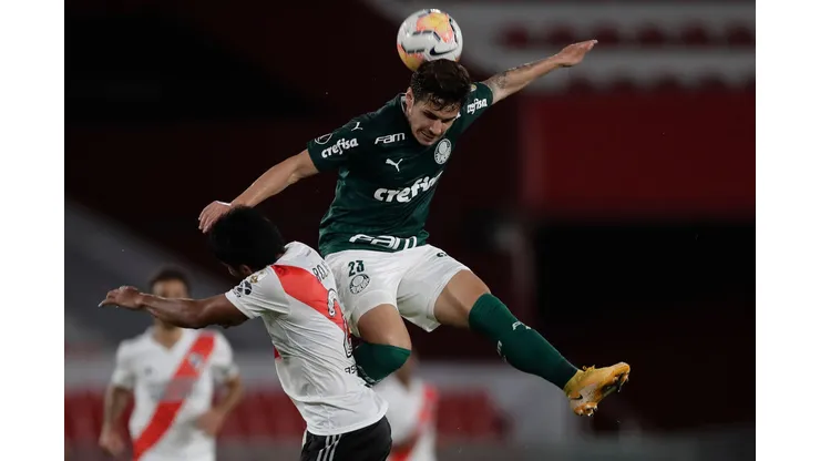 AVELLANEDA, ARGENTINA - JANUARY 05: Raphael Veiga (R) of Palmeiras fights for the ball with Robert Roja of River Plate during a first leg semifinal match between River Plate and Palmeiras as part of Copa CONMEBOL Libertadores 2020 at Estadio Libertadores de América on January 05, 2021 in Avellaneda, Argentina. (Photo by Juan I. Roncoroni – Pool/Getty Images)