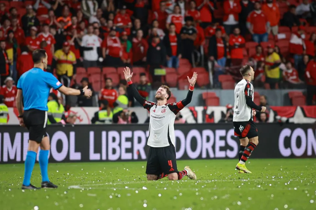 RS – PORTO ALEGRE – 20/08/2025 – COPA LIBERTADORES 2025, INTERNACIONAL X FLAMENGO – Leo Pereira jogador do Flamengo comemoram vitoria ao final da partida contra o Internacional no estadio Beira-Rio pelo campeonato Copa Libertadores 2025. Foto: Maxi Franzoi/AGIF