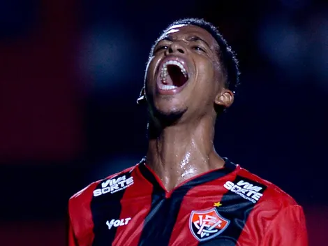 Carlinhos, ex-Flamengo, completa 2 meses sem jogar no Vitória