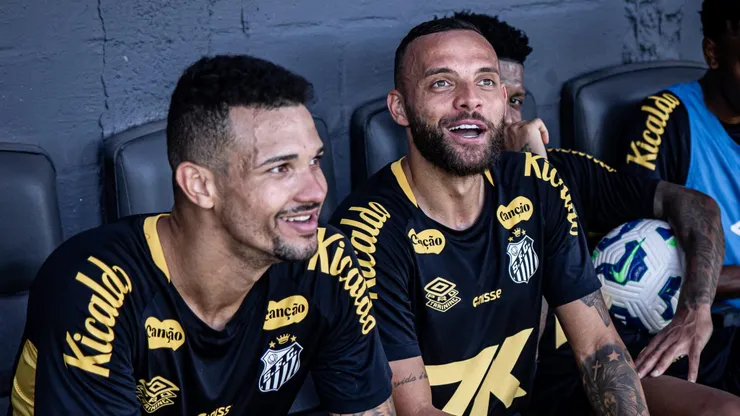 Zé Ivaldo foi reintegrado e pode até aparecer entre os titulares do Santos contra o Flu. Foto: Raul Baretta/Santos FC