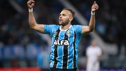 Martin Braithwaite, jogador do Grêmio, comemora seu gol durante partida contra o Fortaleza no estadio Arena do Gremio pelo campeonato Brasileiro A 2025. Foto: Maxi Franzoi/AGIF