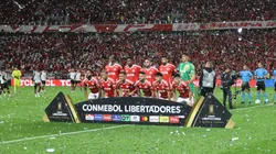 Papéis picados antes do apito final na partida entre Internacional e FlamengoFoto: Ricardo Duarte / Internacional