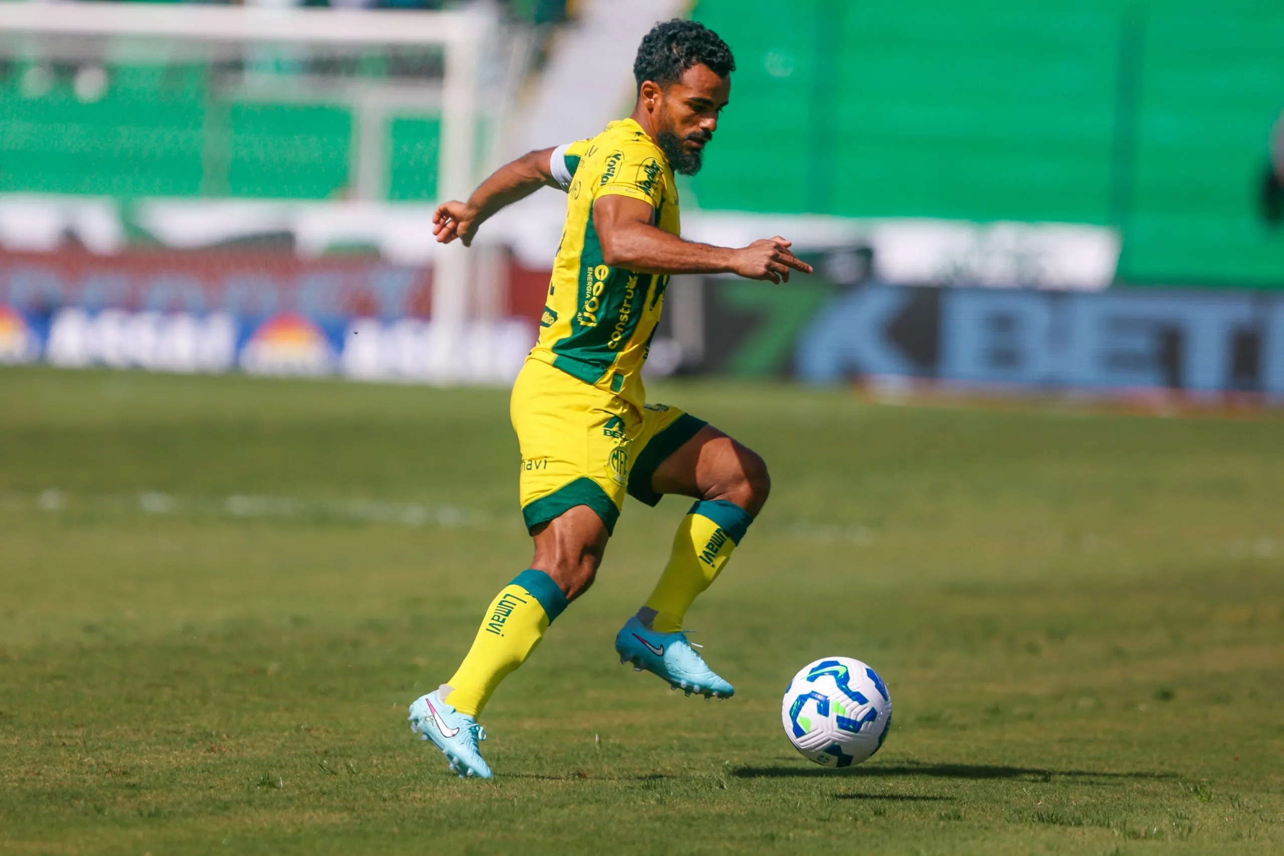 Meia do Mirassol projeta duelo contra o Fortaleza e descarta favoritismo. Foto: Luiz Erbes/AGIF
