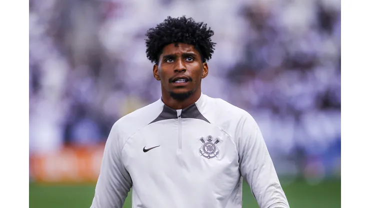 Hugo Souza volta ao radar de Ancelotti e disputa vaga na Seleção Brasileira. Foto: Marco Miatelo/AGIF