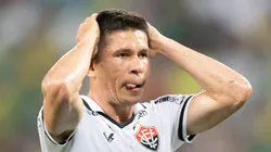 Osvaldo durante partida do Vitória ainda no ano passado