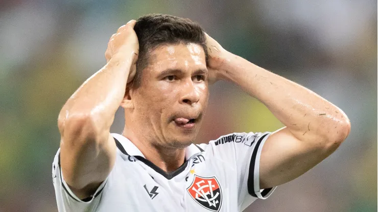 Osvaldo durante partida do Vitória ainda no ano passado