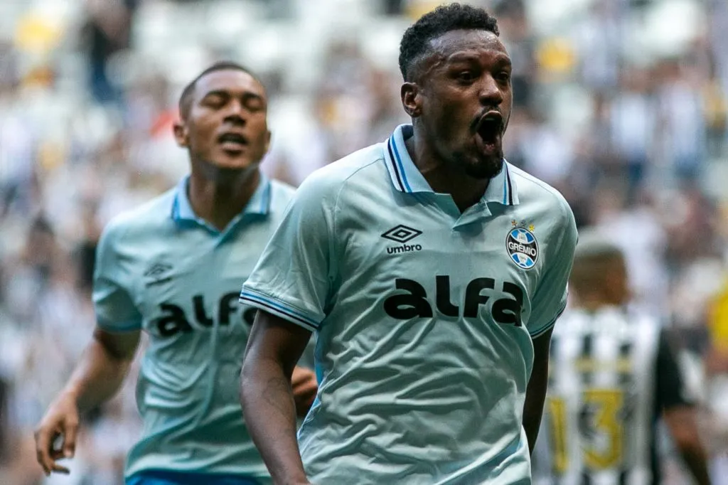 MG – BELO HORIZONTE – 17/08/2025 – BRASILEIRO A 2025, ATLETICO-MG X GREMIO – Edenilson  jogador do Gremio comemora seu gol durante partida contra o Atletico-MG no estadio Arena MRV pelo campeonato Brasileiro A 2025. Foto: Fernando Moreno/AGIF