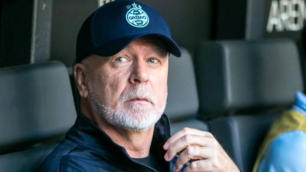 Mano Menezes no comando técnico do Grêmio – Foto: Fernando Moreno/AGIF