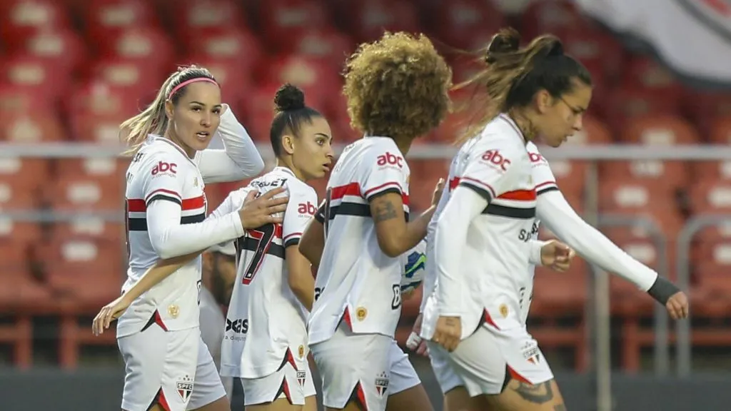 Elenco feminino do São Paulo no Morumbis