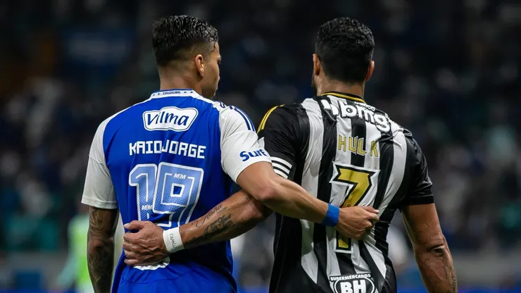 Kaio Jorge e Hulk no último jogo entre Cruzeiro x Atlético-MG. Foto: Fernando Moreno/AGIF