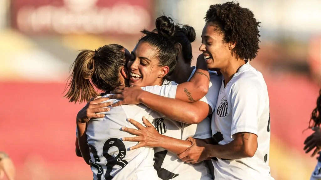 Rafa Andrade e Suzane jogadoras do Santos em campo