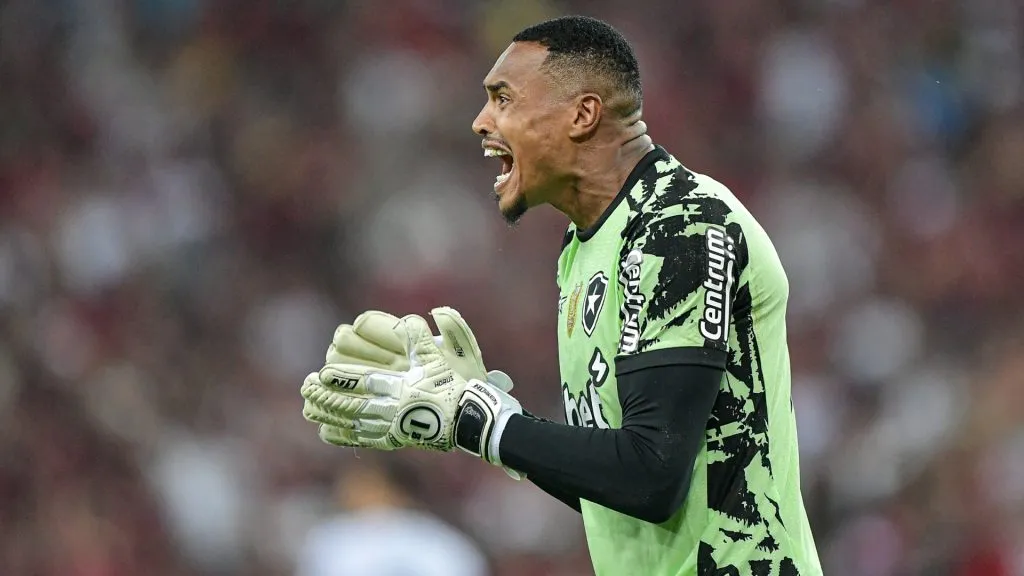 Goleiro do Botafogo, John está no radar de Carlo Ancelotti – Foto: Thiago Ribeiro/AGIF