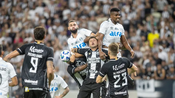 Mugni jogador do Ceara disputa lance com jermeson jogador do Gremio durante partida no estadio Arena Castelao pelo campeonato Brasileiro A 2025. Foto: Baggio Rodrigues/AGIF