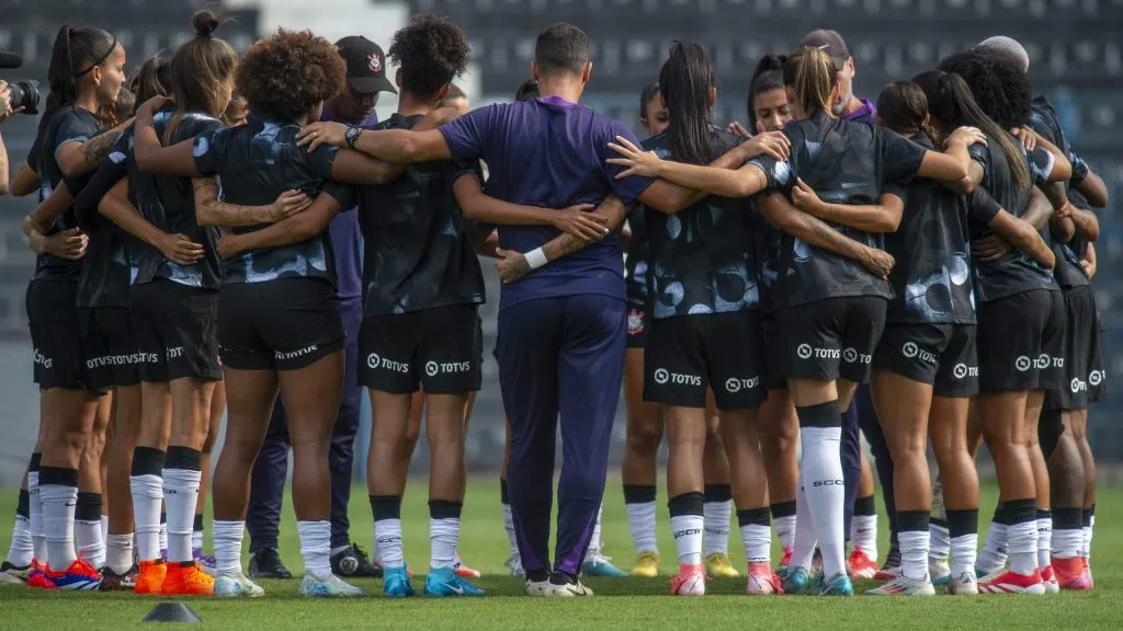 jogadoras do Corinthians durante aquecimento antes da partida contra o Juventude no estadio Alfredo Schurig pelo CAMPEONATO BRASILEIRO FEMININO 2025, CORINTHIANS X JUVENTUDE -. Foto: Anderson Romao/AGIF