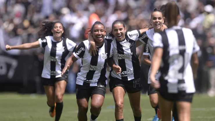 jogadoras do Corinthians comemoram titulo durante partida contra o Sao Paulo no estadio Arena Corinthians pelo campeonato Brasileiro A Feminino 2024. Foto: Alan Morici/AGIF