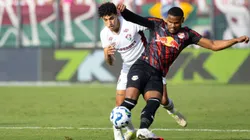 Nathan jogador do Bragantino disputa lance com Fuentes, jogador do Fluminense durante partida no estadio Cicero De Souza Marques pelo campeonato Brasileiro A 2025. Foto: Joisel Amaral/AGIF