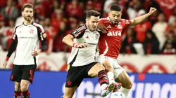 PORTO ALEGRE, BRAZIL - AUGUST 20: Saul Ñiguez of Flamengo and Bruno Tabata of Internacional fight for the ball during a Copa CONMEBOL Libertadores 2025 Round of 16 Second Leg match between Internacional and Flamengo at Beira-Rio Stadium on August 20, 2025 in Porto Alegre, Brazil. (Photo by Pedro H. Tesch/Getty Images)