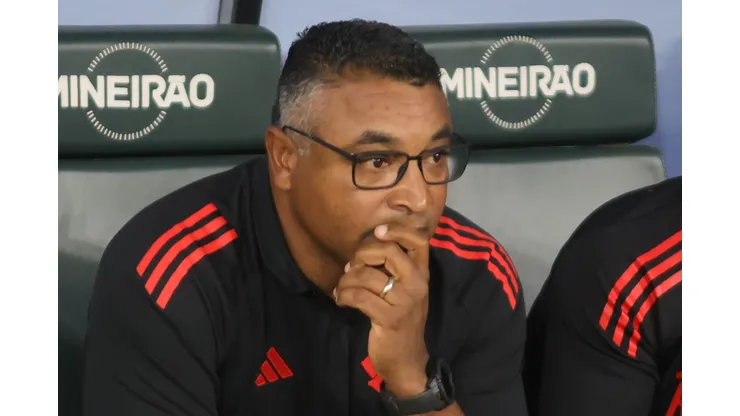 MG - BELO HORIZONTE - 23/08/2025 - BRASILEIRO A 2025, CRUZEIRO X INTERNACIONAL - Roger Machado tecnico do Internacional durante partida contra o Cruzeiro no estadio Mineirao pelo campeonato Brasileiro A 2025. Foto: Gilson Lobo/AGIF