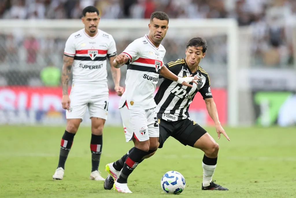 Saravia jogador do Atletico-MG disputa lance com Alisson jogador do Sao Paulo – Foto: Gilson Lobo/AGIF