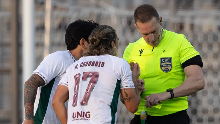 SP - BRAGANCA PAULISTA - 23/08/2025 - BRASILEIRO A 2025, BRAGANTINO X FLUMINENSE - Agustin Canobbio jogador do Bragantino recebe cartao amarelo do arbitro durante partida contra o Fluminense no estadio Cicero De Souza Marques pelo campeonato Brasileiro A 2025. Foto: Joisel Amaral/AGIF