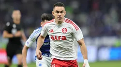 Rafael Borré em ação contra o Cruzeiro.