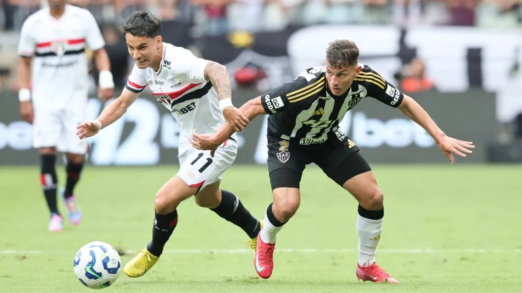 Natanael jogador do Atlético-MG disputa lance com Ferreira jogador do São Paulo – Foto: Gilson Lobo/AGIF