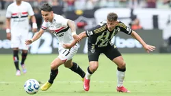 Natanael jogador do Atlético-MG disputa lance com Ferreira jogador do São Paulo - Foto: Gilson Lobo/AGIF