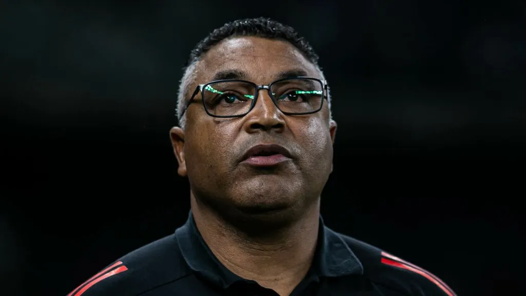 MG – BELO HORIZONTE – 23/08/2025 – BRASILEIRO A 2025, CRUZEIRO X INTERNACIONAL – Roger Machado tecnico do Internacional durante partida contra o Cruzeiro no estadio Mineirao pelo campeonato Brasileiro A 2025. Foto: Fernando Moreno/AGIF