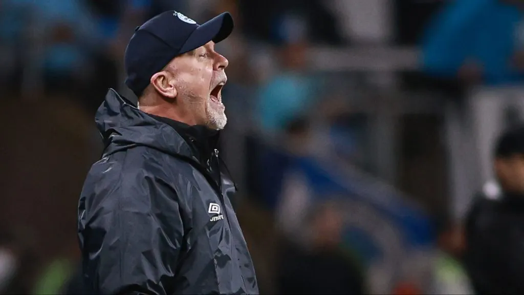 Mano Menezes, técnico do Grêmio, durante partida contra o Ceara no estadio Arena do Gremio pelo campeonato Brasileiro A 2025. Foto: Maxi Franzoi/AGIF