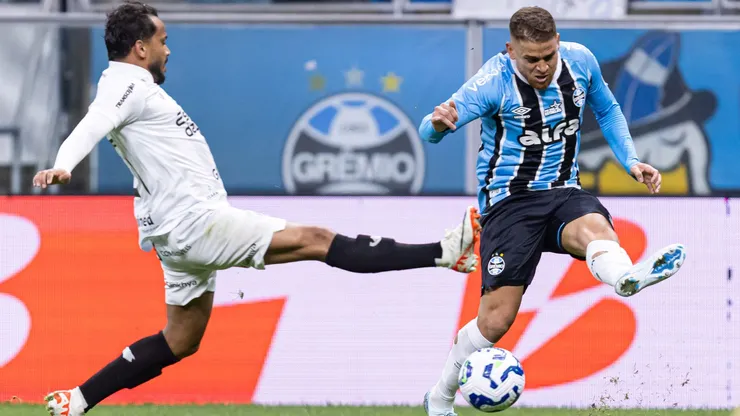 Lance entre Cuéllar e Lourenço na partida entre Grêmio x Ceará. Foto: Richard Ducker/Grêmio FBPA