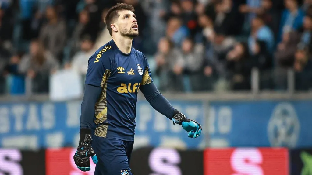 Tiago Volpi durante Grêmio x Ceará pelo Campeonato Brasileiro A 2025. Foto: Maxi Franzoi/AGIF