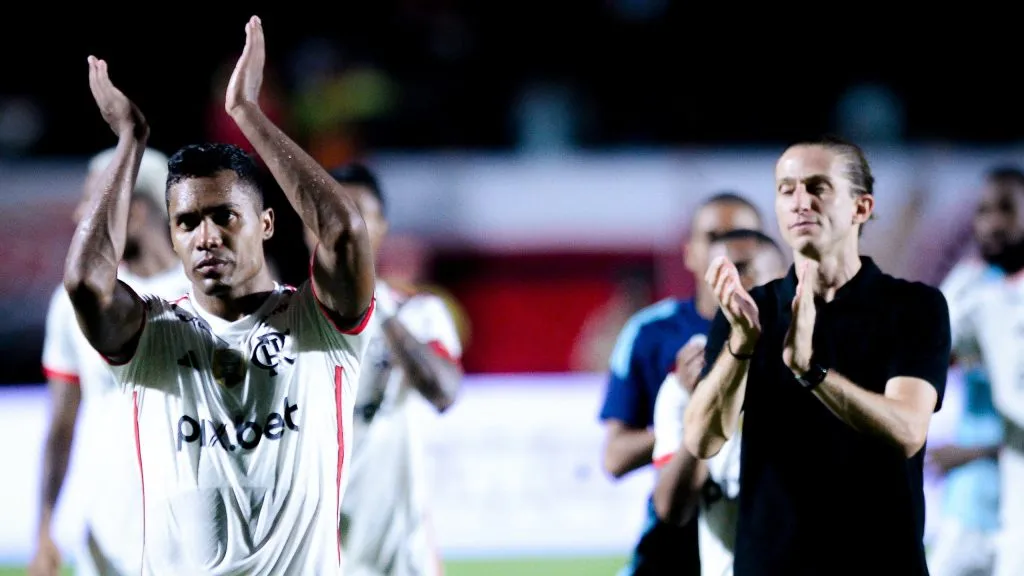 Alex Sandro e Filipe Luís comemorando o triunfo diante do Vitória pelo primeiro turno do Brasileirão 2025. Foto: Jhony Pinho/AGIF