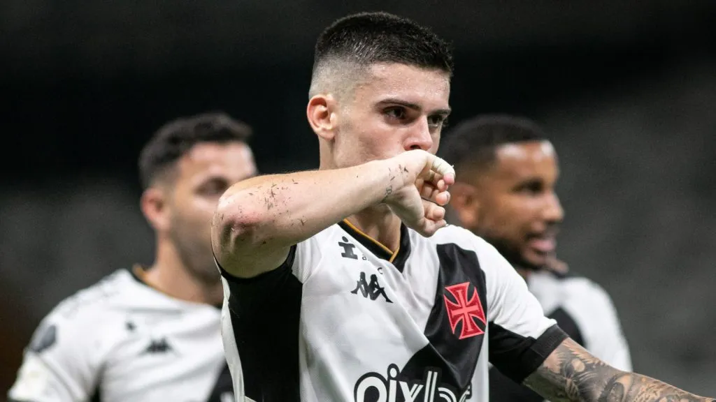 Gabriel Pec comemorando pelo Vasco no Campeonato Brasileiro 2023 – Foto: Fernando Moreno/AGIF