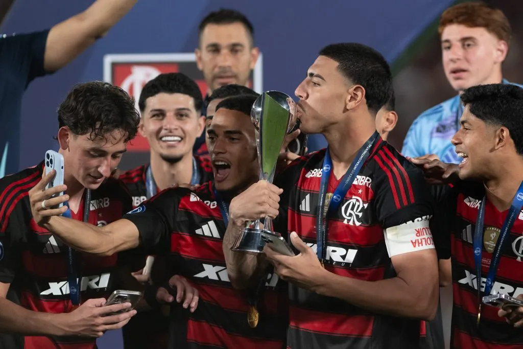 RJ – RIO DE JANEIRO – 23/08/2025 – COPA  INTERCONTINENTAL  SUB-20 2025, FLAMENGO X BARCELONA – Iago jogador do Flamengo levanta a taca de campeao durante cerimonia de premiacao ao final da partida contra o Barcelona no estadio Maracana pela decisao do campeonato COPA  INTERCONTINENTAL  SUB-20 2025. Foto: Jorge Rodrigues/AGIF
