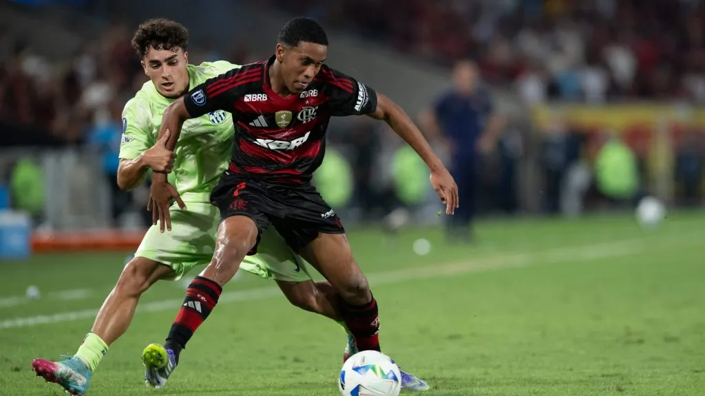 Joshua jogador do Flamengo disputa lance com Jan Virgili jogador do Barcelona durante partida no estadio Maracana pelo campeonato COPA  INTERCONTINENTAL  SUB-20 2025. Foto: Jorge Rodrigues/AGIF