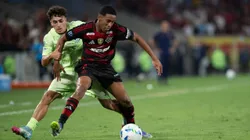 Joshua jogador do Flamengo disputa lance com Jan Virgili jogador do Barcelona durante partida no estadio Maracana pelo campeonato COPA INTERCONTINENTAL SUB-20 2025. Foto: Jorge Rodrigues/AGIF