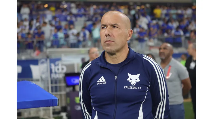 MG - BELO HORIZONTE - 23/08/2025 - BRASILEIRO A 2025, CRUZEIRO X INTERNACIONAL - [Leonardo Jardim tecnico do Cruzeiro durante partida contra o Internacional no estadio Mineirao pelo campeonato Brasileiro A 2025. Foto: Gilson Lobo/AGIF