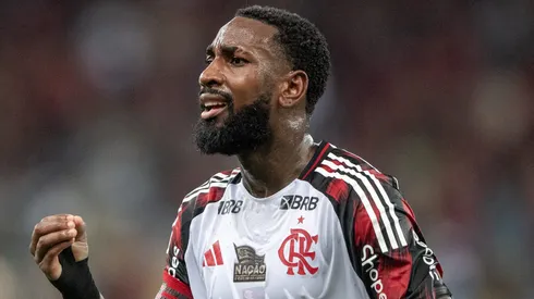 Gerson durante partida entre Vasco e Flamengo, no Maracanã, pelo Brasileirão.