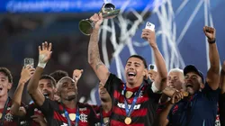 Iago, jogador do Flamengo, levanta a taca de campeao durante cerimonia de premiacao ao final da partida contra o Barcelona no estadio Maracana pela decisao do campeonato COPA INTERCONTINENTAL SUB-20 2025. Foto: Jorge Rodrigues/AGIF